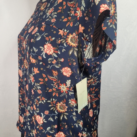 ✨️NWT Sheer Floral Blouse with Pocket - Picture 2 of 5